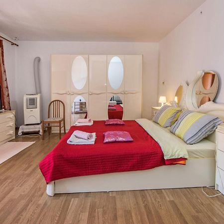 Two Bed Rooms Fortuna Near The Beach Porec Bagian luar foto
