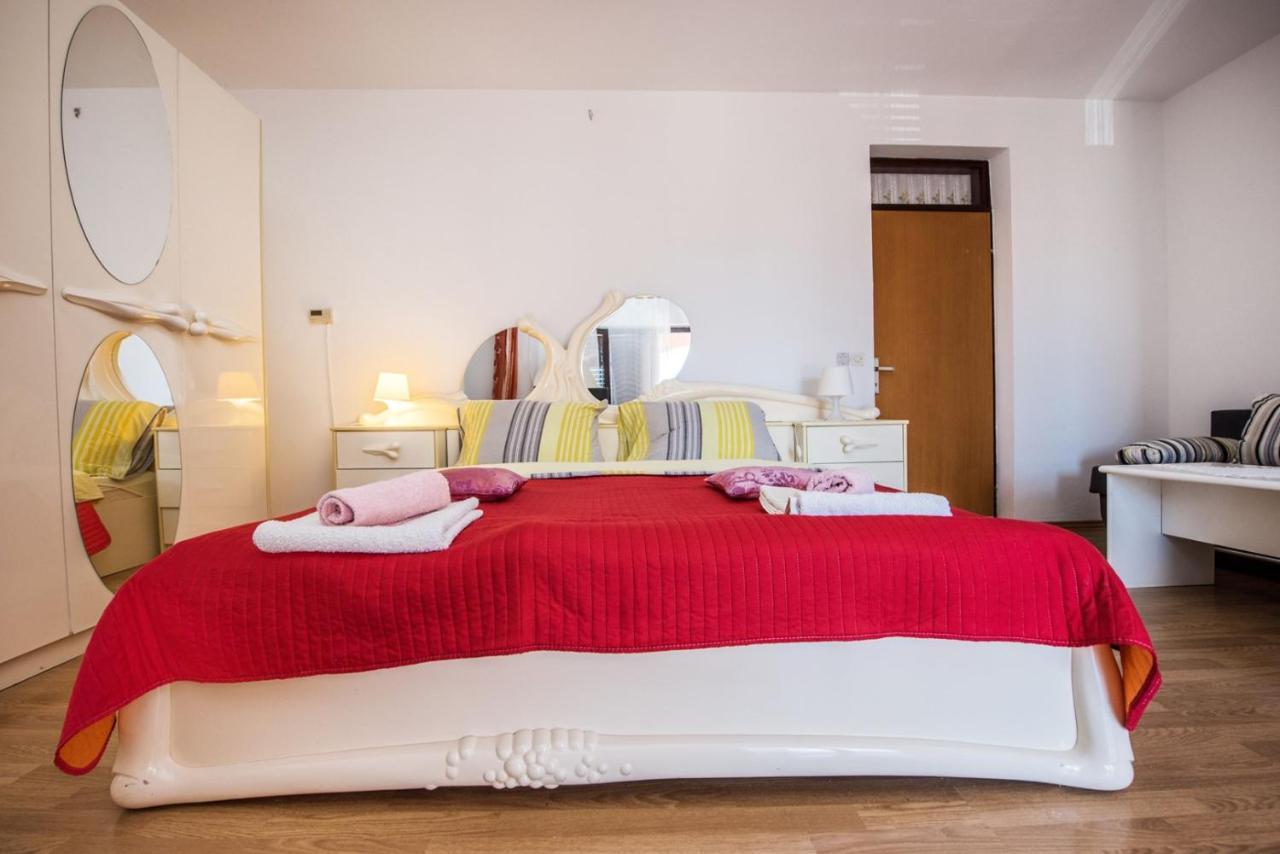 Two Bed Rooms Fortuna Near The Beach Porec Bagian luar foto
